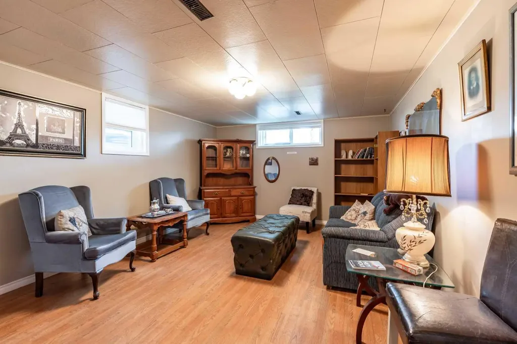 54 9 Street SW Medicine Hat AB T1A 4N6
