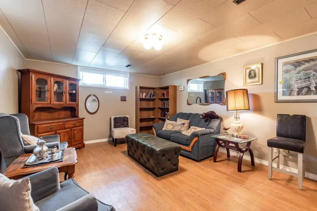 54 9 Street SW Medicine Hat AB T1A 4N6