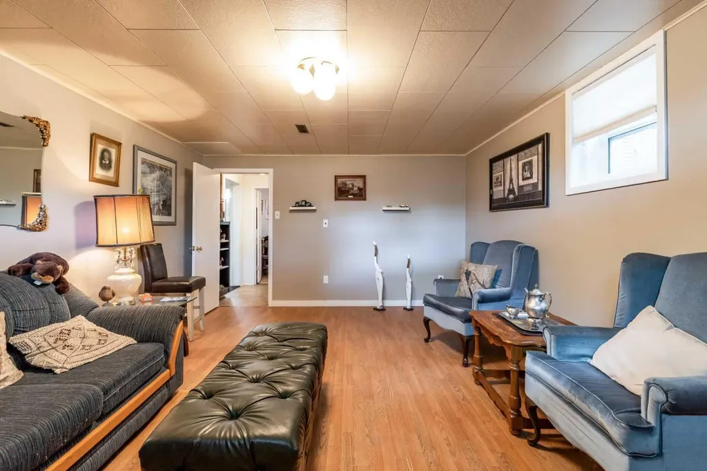 54 9 Street SW Medicine Hat AB T1A 4N6