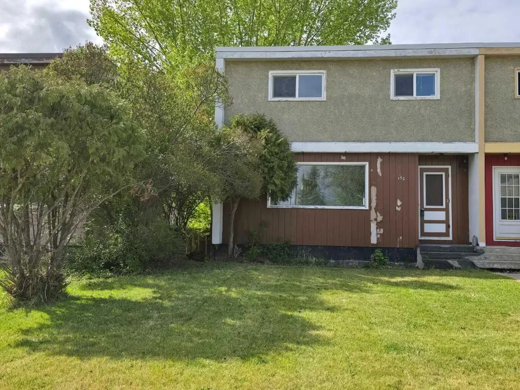 9521 89 Avenue Peace River AB T8S 1G7