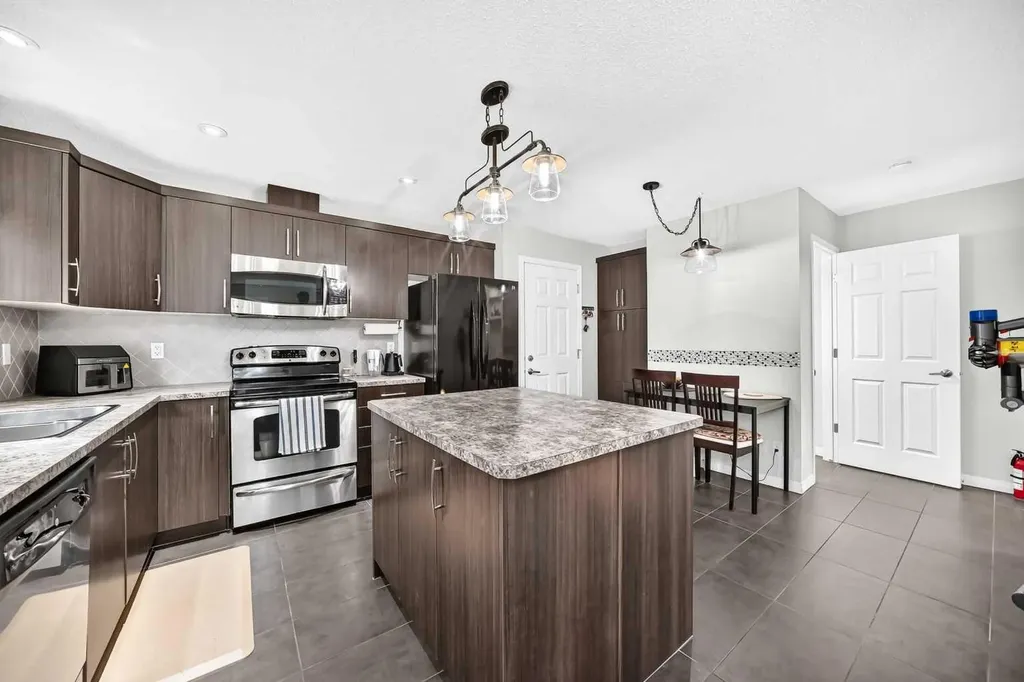 535 Windstone Common SW Airdrie AB T4B 3R7