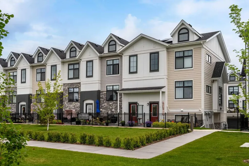 218 Les Jardins Park SE Calgary AB T2C 5V3