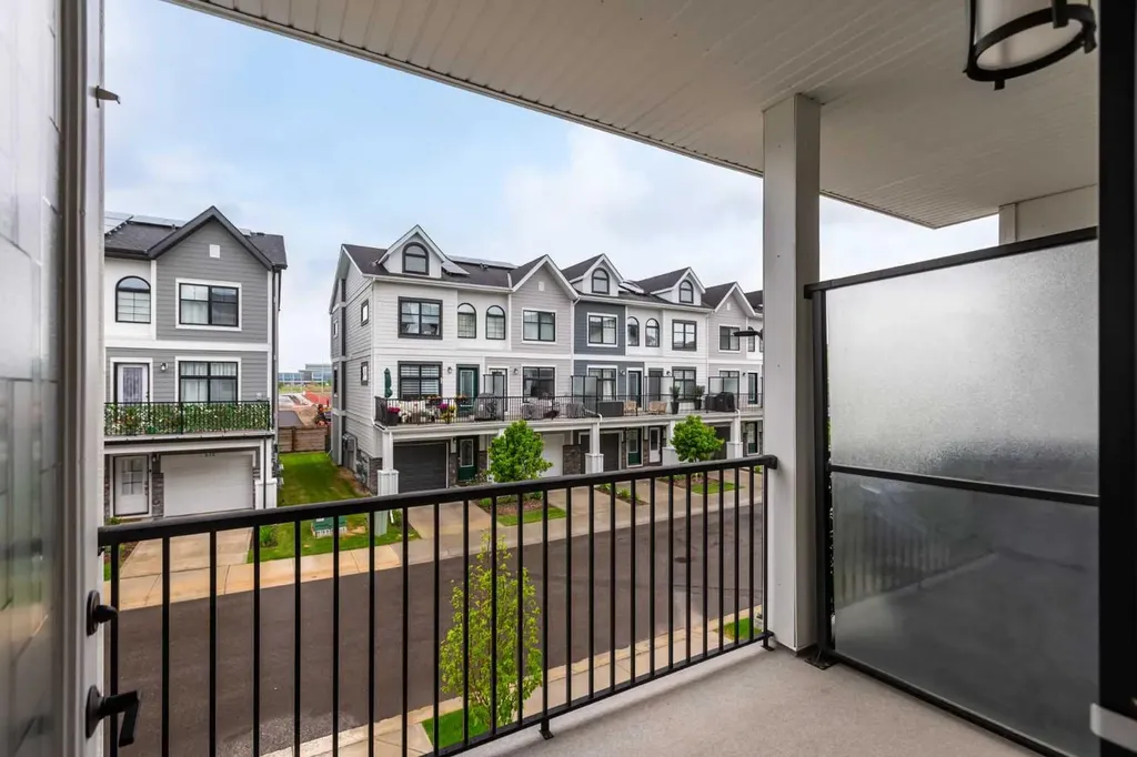 218 Les Jardins Park SE Calgary AB T2C 5V3