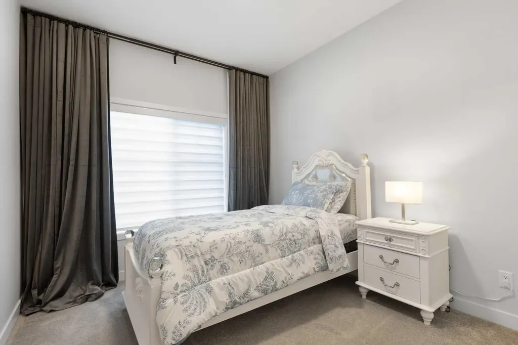 218 Les Jardins Park SE Calgary AB T2C 5V3