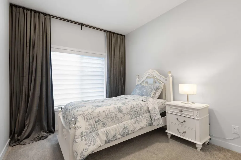 218 Les Jardins Park SE Calgary AB T2C 5V3