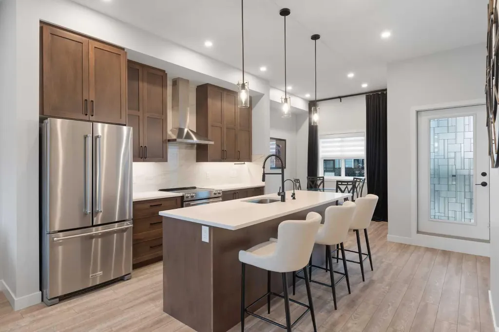 218 Les Jardins Park SE Calgary AB T2C 5V3