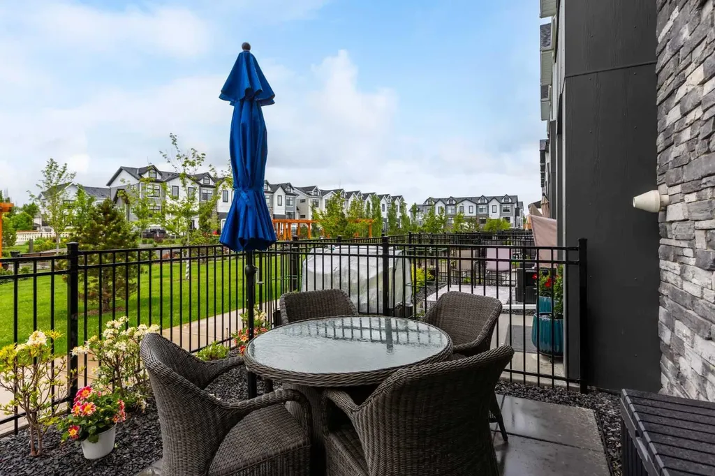 218 Les Jardins Park SE Calgary AB T2C 5V3