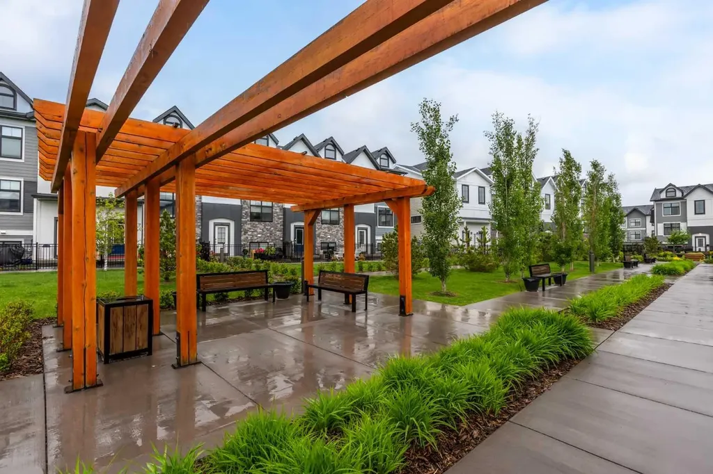 218 Les Jardins Park SE Calgary AB T2C 5V3