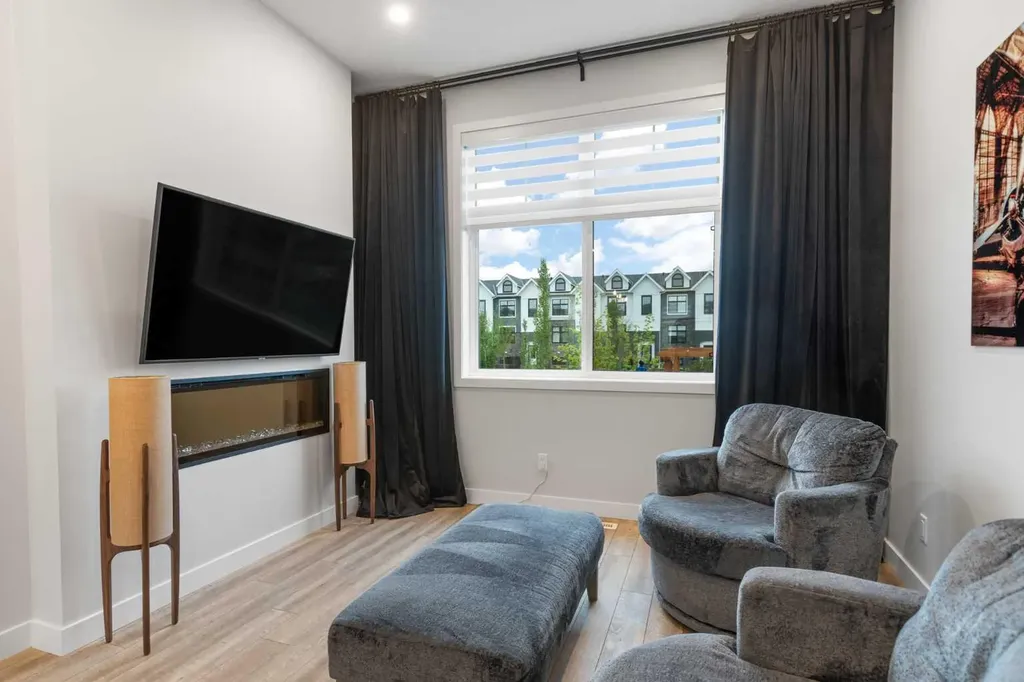 218 Les Jardins Park SE Calgary AB T2C 5V3