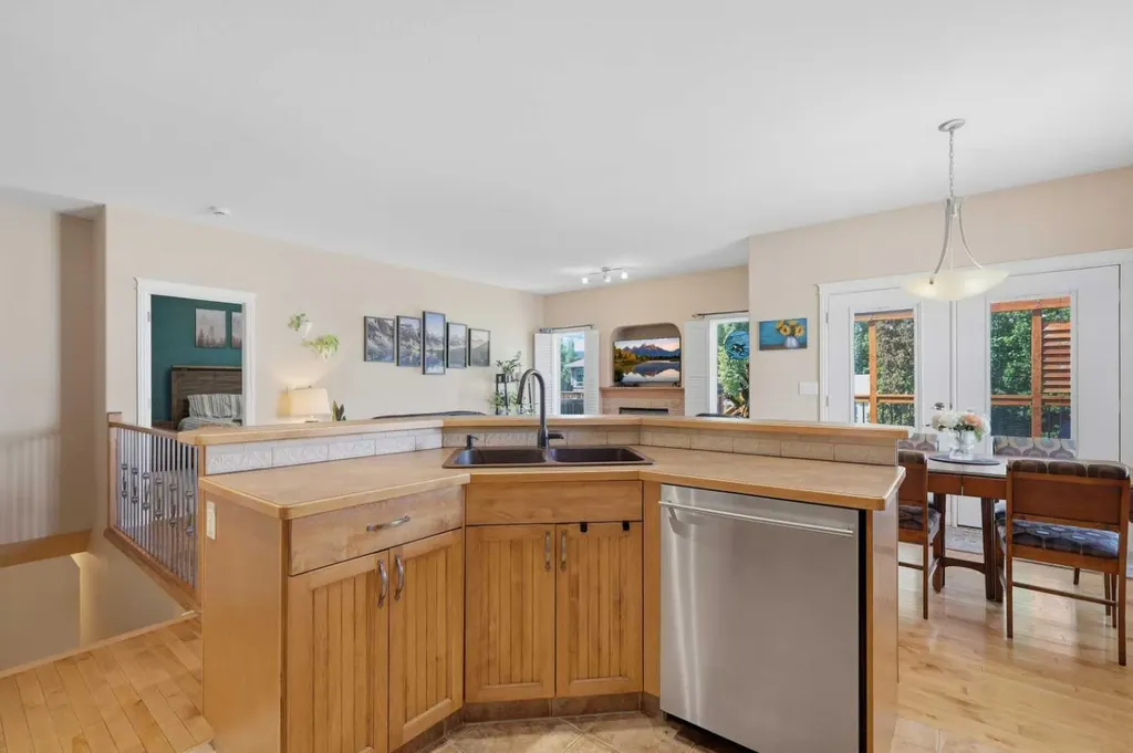 166 Lougheed Close Red Deer AB T4R 3G7
