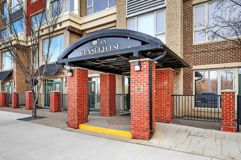 35 Inglewood Park SE Calgary AB T2G 1B5