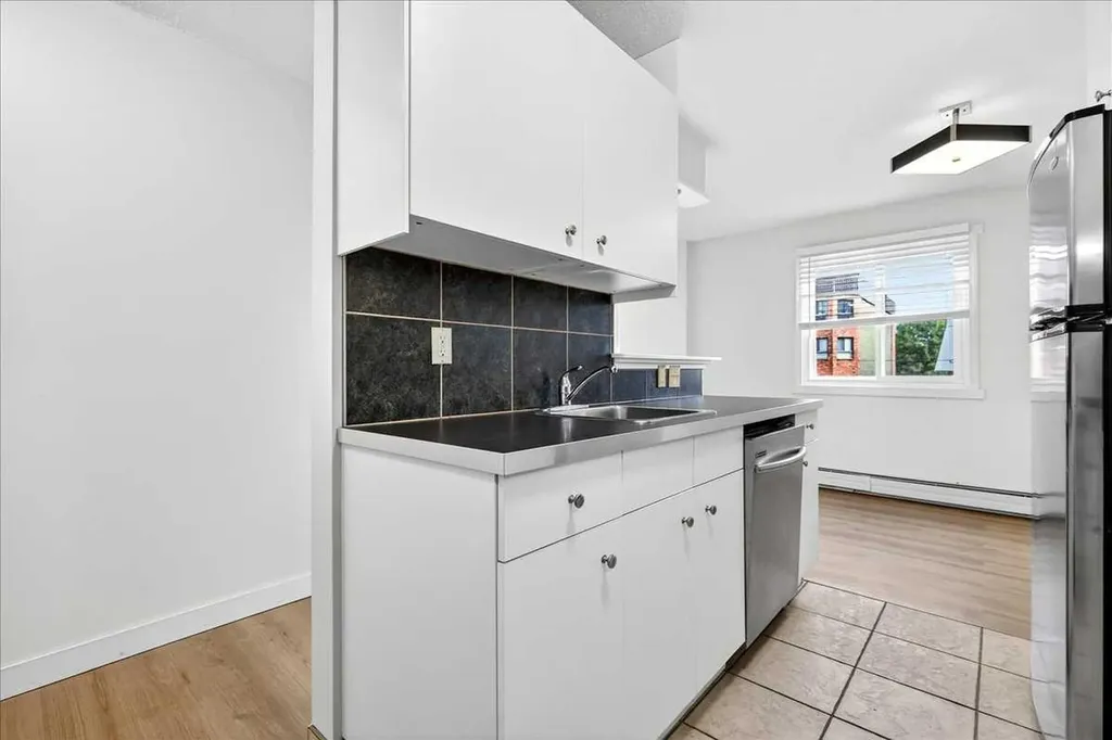 635 57 Avenue SW Calgary AB T2V 0H5