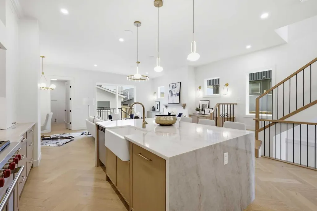 2131 29 Avenue SW Calgary AB T2T 1N6