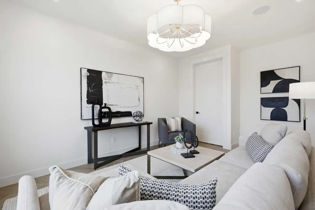 2131 29 Avenue SW Calgary AB T2T 1N6