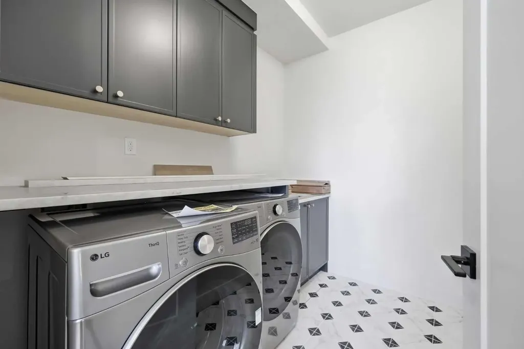 2131 29 Avenue SW Calgary AB T2T 1N6