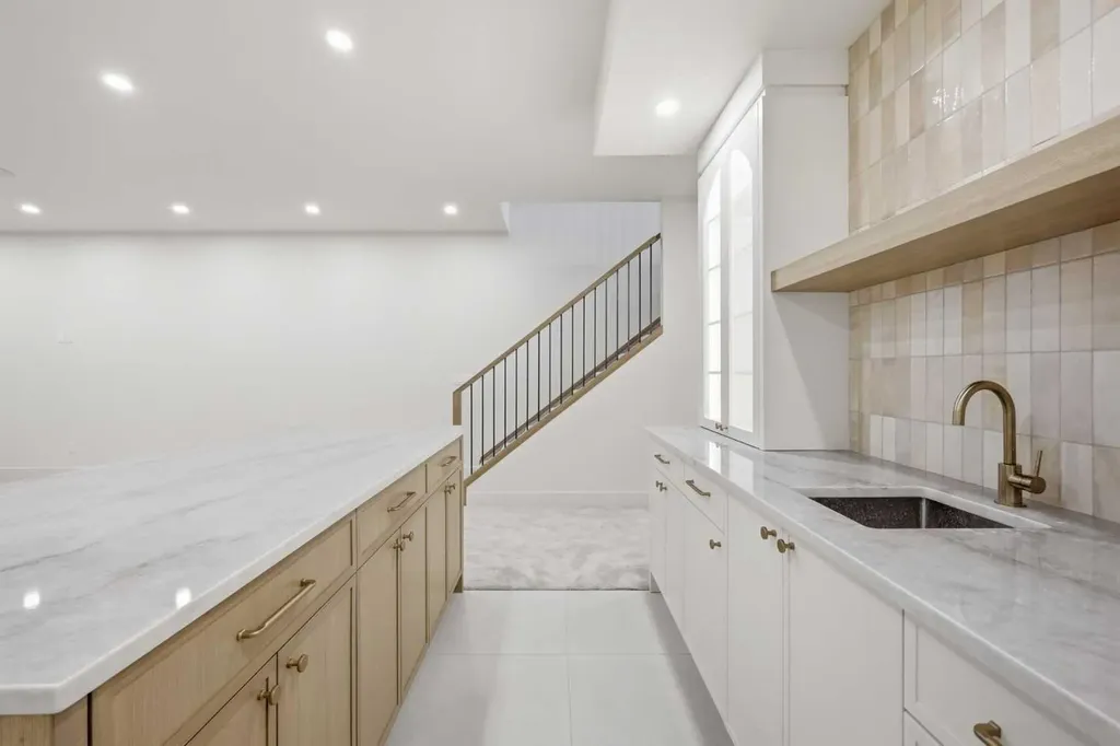2131 29 Avenue SW Calgary AB T2T 1N6