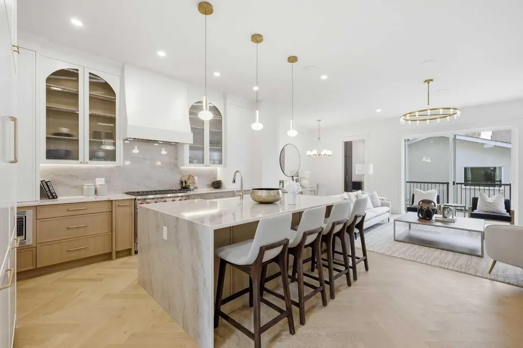 2131 29 Avenue SW Calgary AB T2T 1N6
