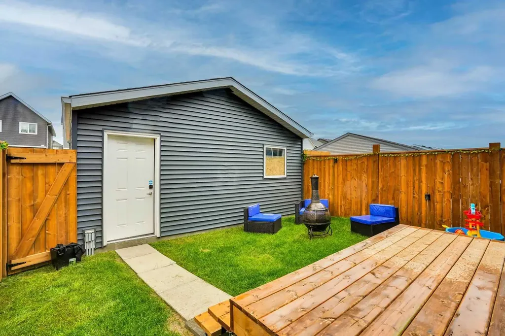 195 Savoy Landing SE Calgary AB T3M 2M6