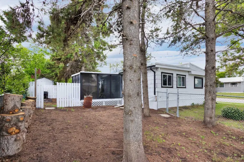 4715 46 Street Innisfail AB T4G 1N9