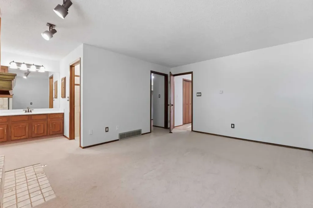 860 Midridge Drive SE Calgary AB T2X 1K1