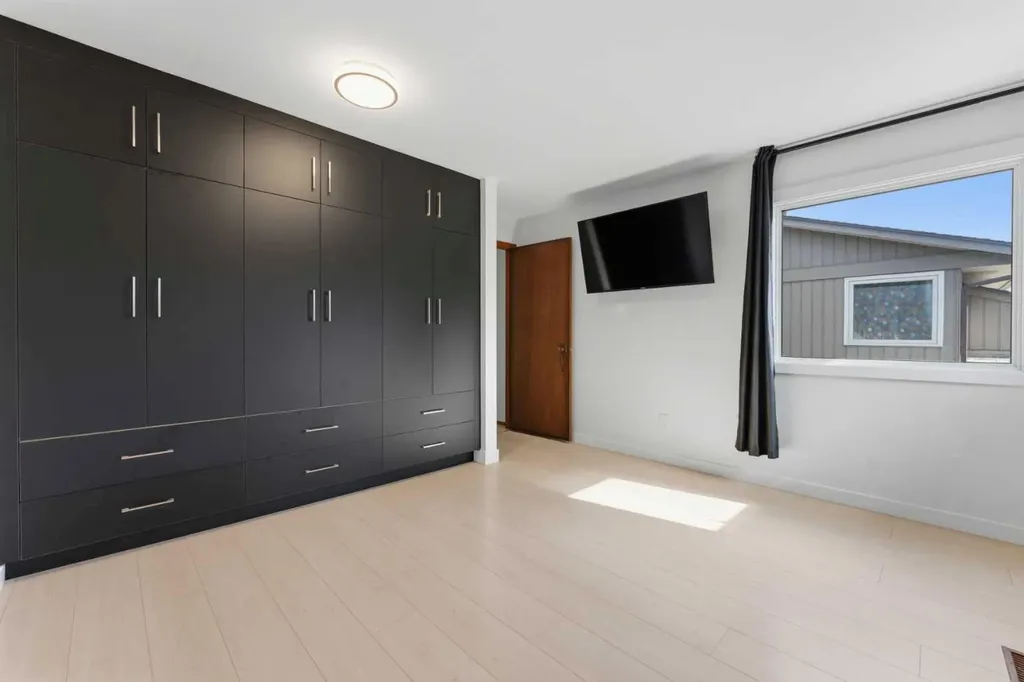 860 Midridge Drive SE Calgary AB T2X 1K1