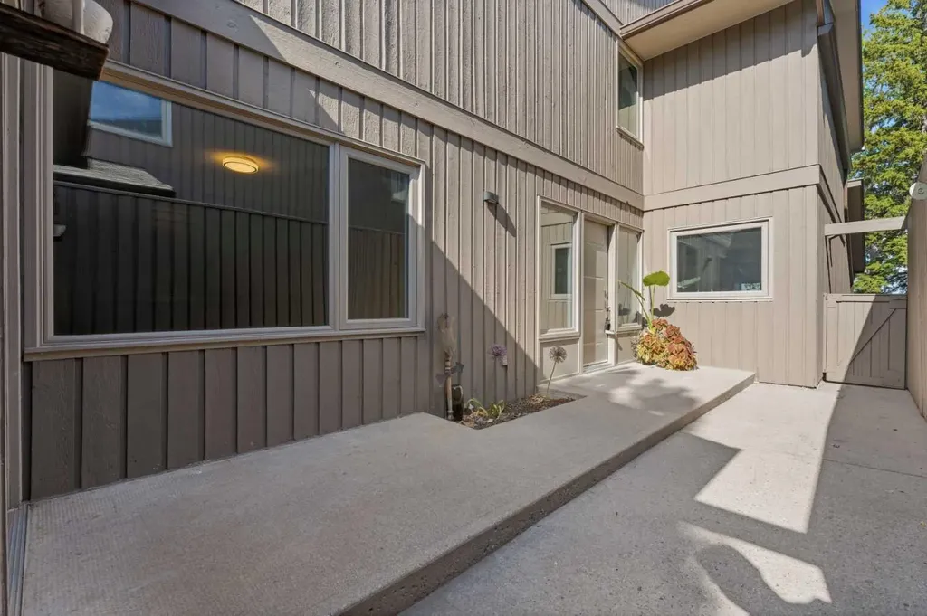 860 Midridge Drive SE Calgary AB T2X 1K1