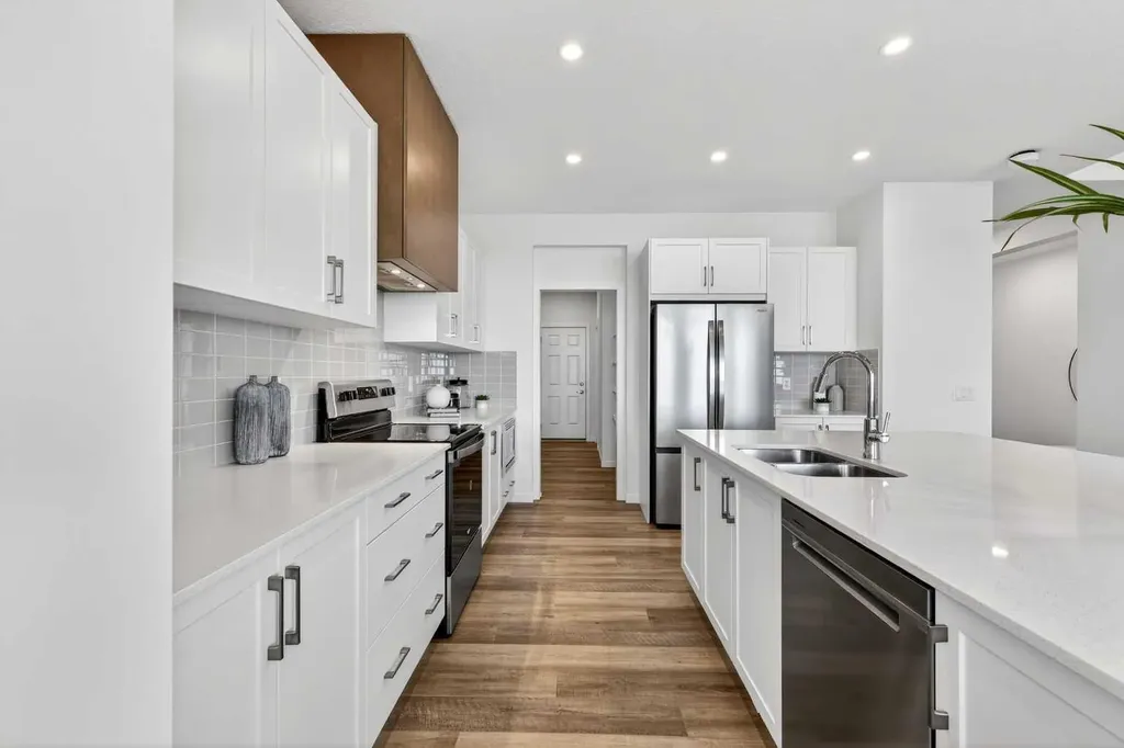 211 Corner Glen Crescent NE Calgary AB T3N 2L8