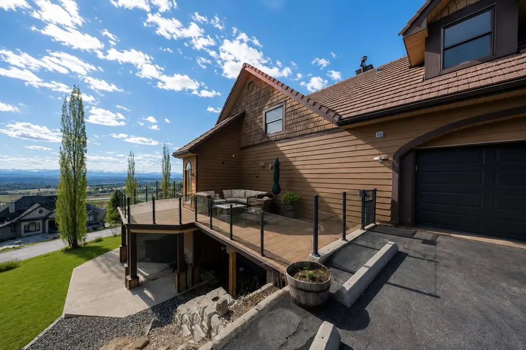 39 Slopes Grove SW Calgary AB T3H 3Y6