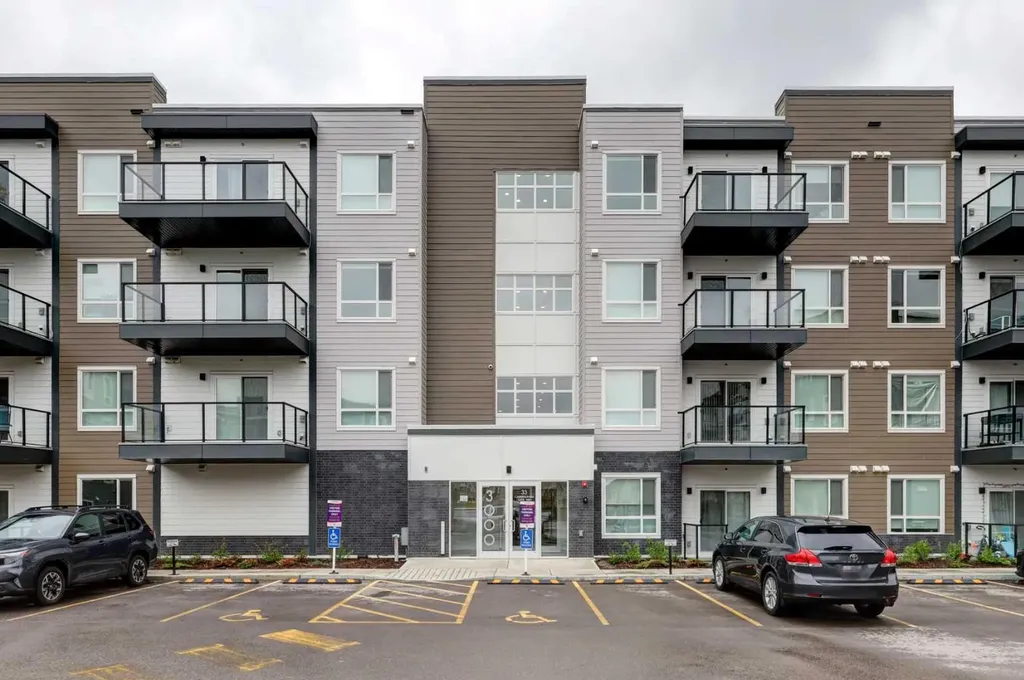 33 Carringham Gate NW Calgary AB T3P 2H6