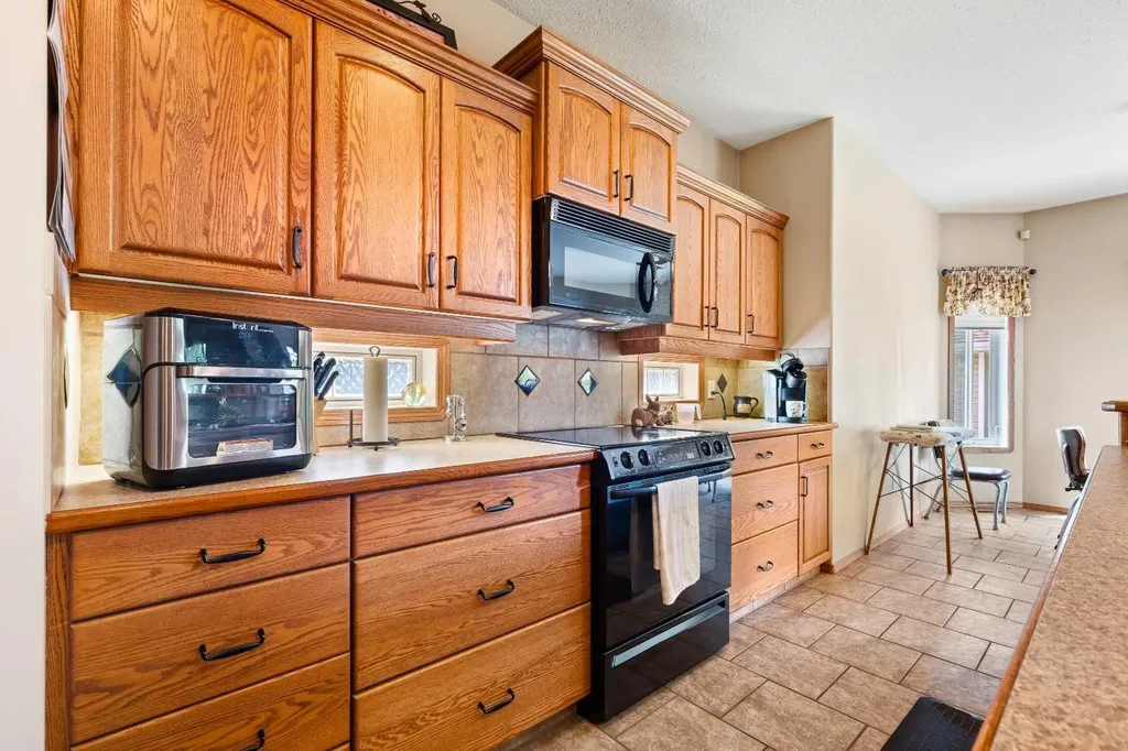 2204 59a Avenue Close Lloydminster AB T9V 3J3