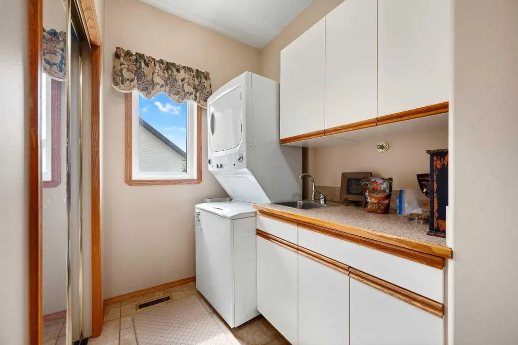 2204 59a Avenue Close Lloydminster AB T9V 3J3