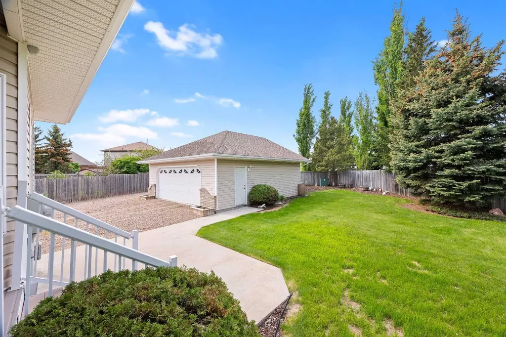 2204 59a Avenue Close Lloydminster AB T9V 3J3