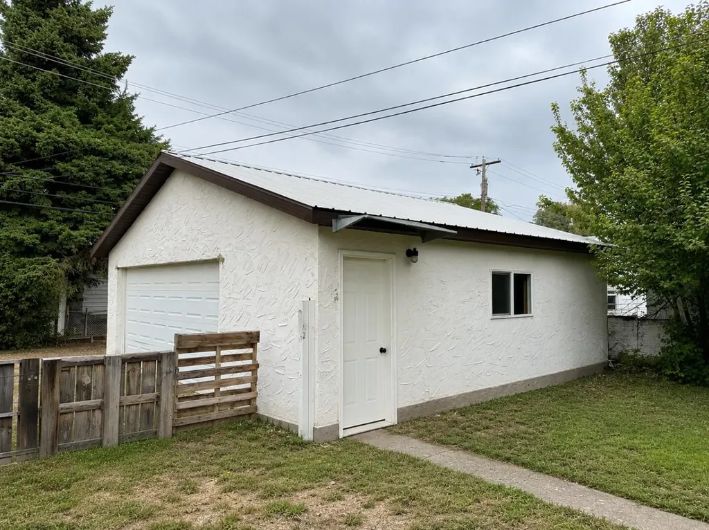 816 15 Street Wainwright AB T9W 1E6