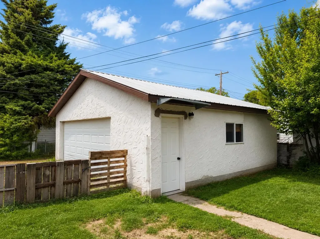 816 15 Street Wainwright AB T9W 1E6