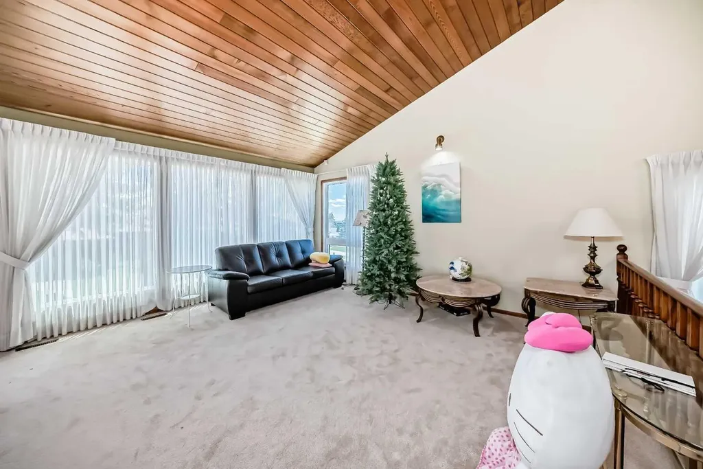 156 Edgehill Close NW Calgary AB T3A2X1