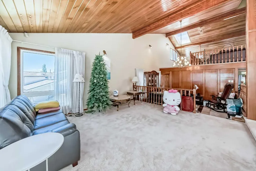 156 Edgehill Close NW Calgary AB T3A2X1
