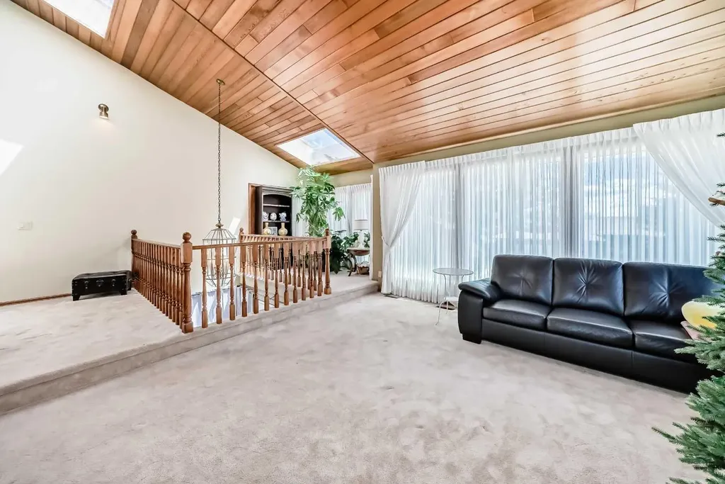 156 Edgehill Close NW Calgary AB T3A2X1