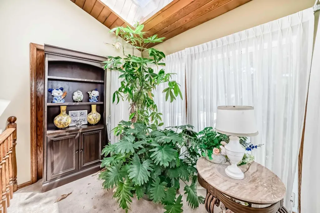 156 Edgehill Close NW Calgary AB T3A2X1