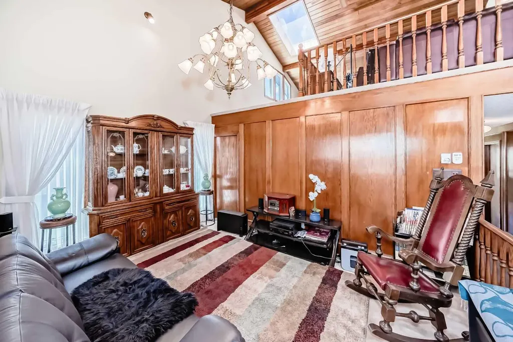 156 Edgehill Close NW Calgary AB T3A2X1
