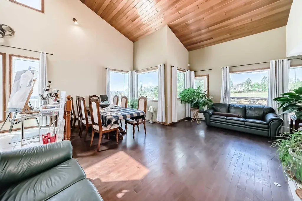156 Edgehill Close NW Calgary AB T3A2X1