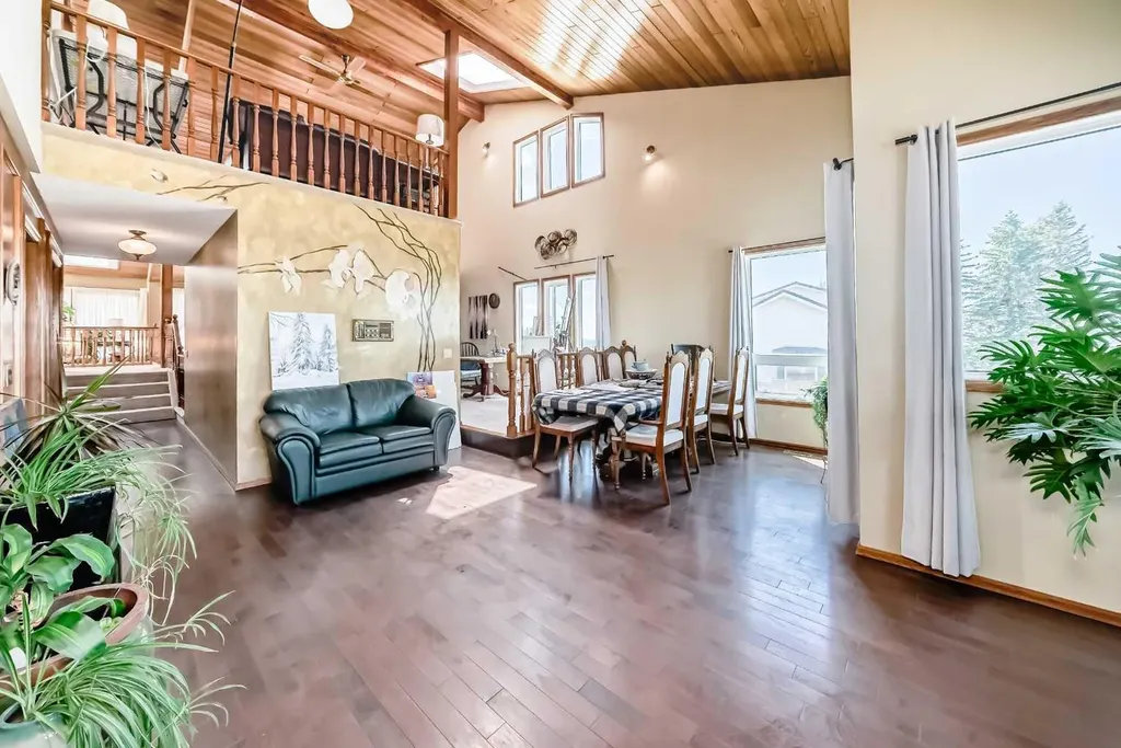 156 Edgehill Close NW Calgary AB T3A2X1