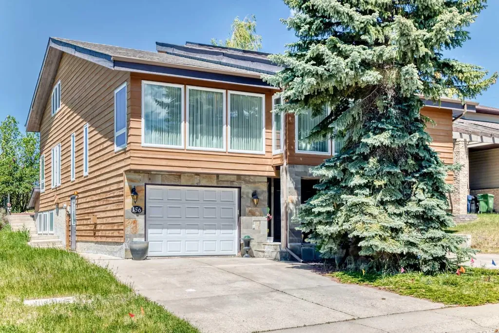 156 Edgehill Close NW Calgary AB T3A2X1