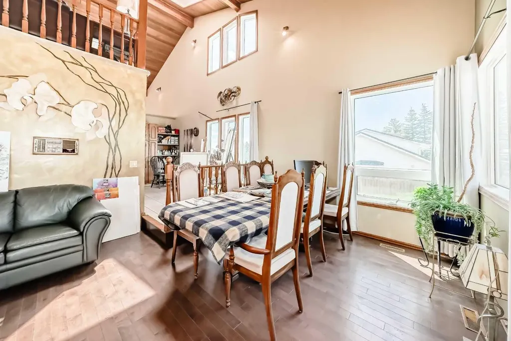156 Edgehill Close NW Calgary AB T3A2X1