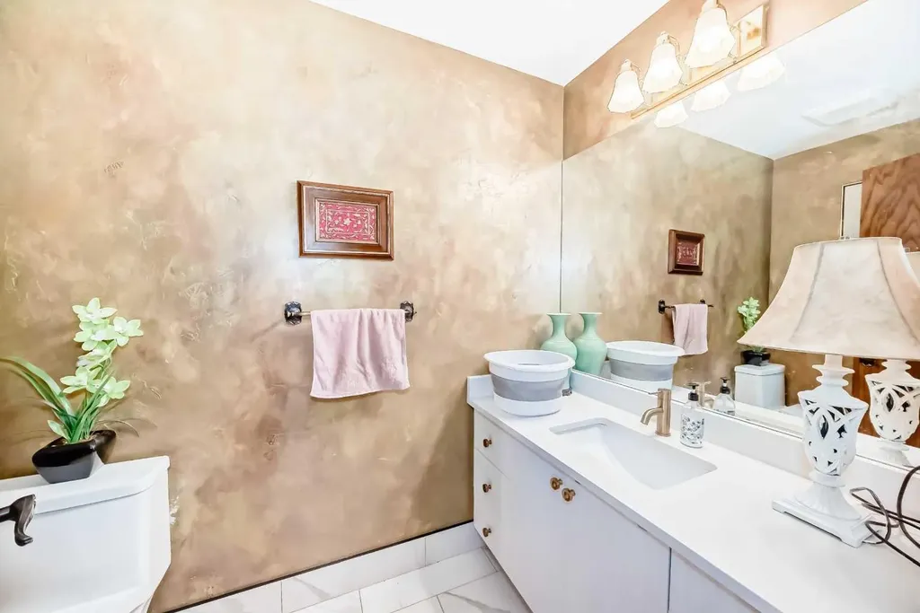 156 Edgehill Close NW Calgary AB T3A2X1