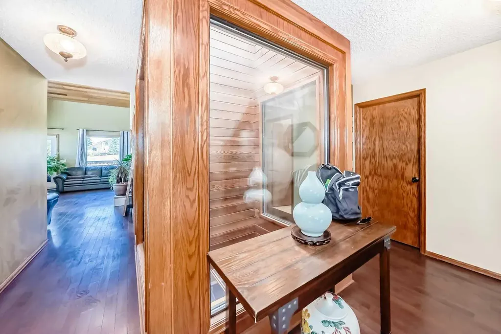 156 Edgehill Close NW Calgary AB T3A2X1