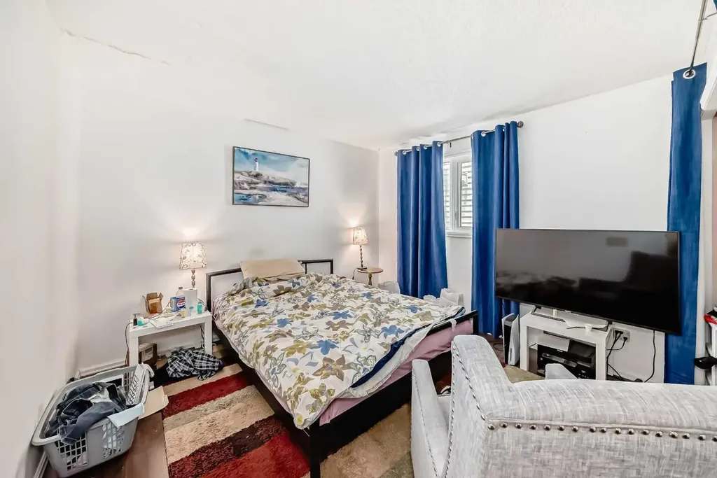 156 Edgehill Close NW Calgary AB T3A2X1