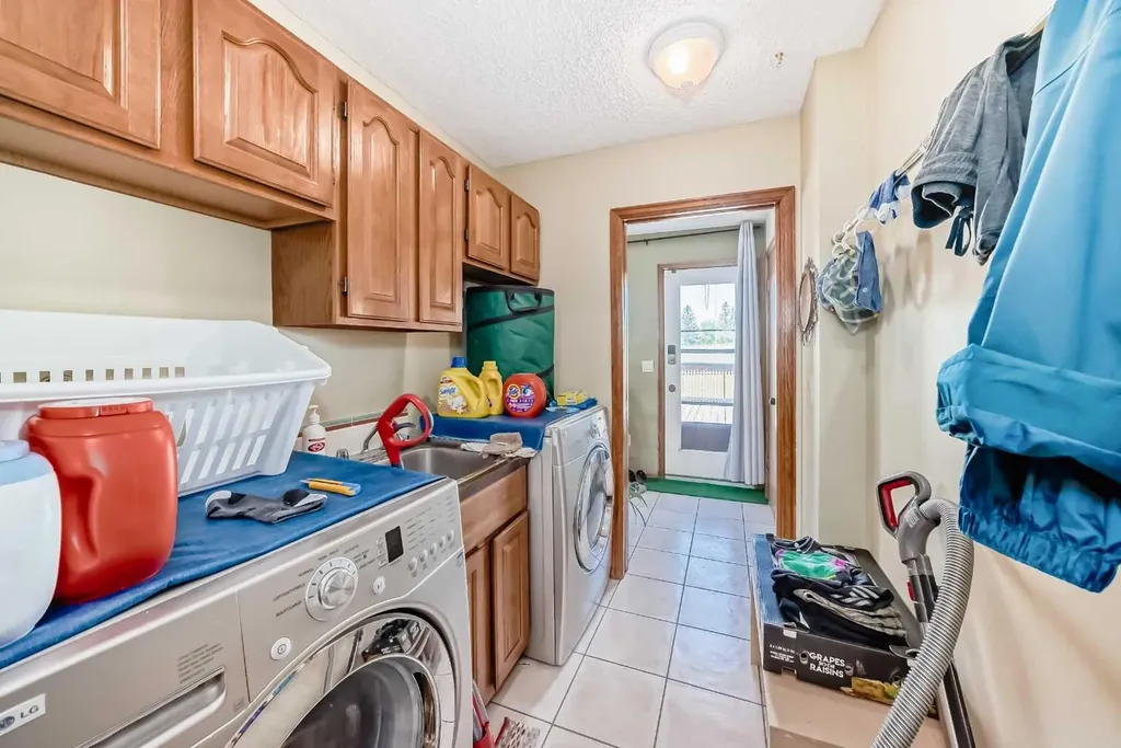 156 Edgehill Close NW Calgary AB T3A2X1