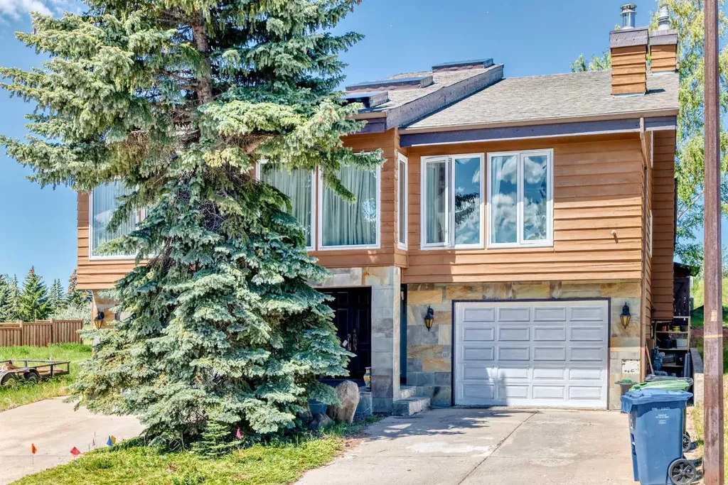 156 Edgehill Close NW Calgary AB T3A2X1