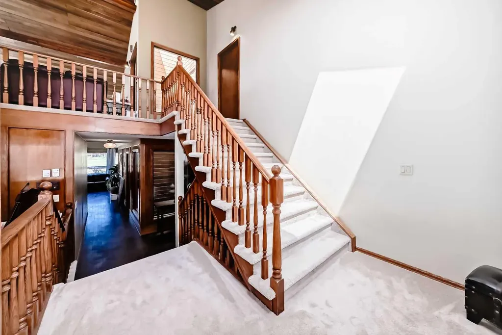 156 Edgehill Close NW Calgary AB T3A2X1