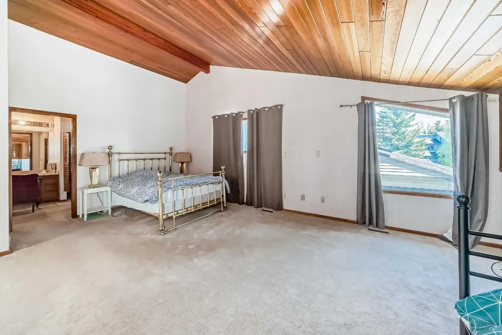 156 Edgehill Close NW Calgary AB T3A2X1